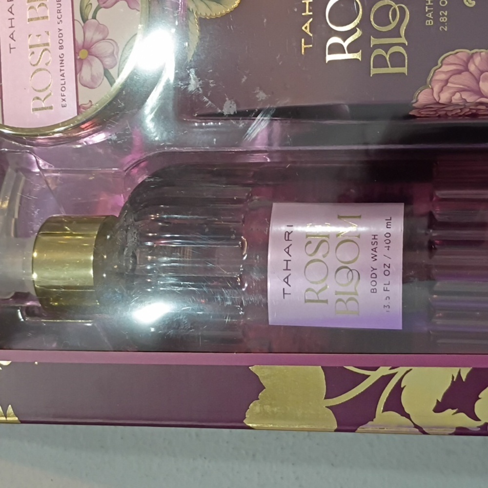 Tahari, NIB, Rose Bloom Body Care Collection, 4 Piece Set - Picture 5 of 8
